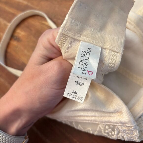 Victoria's Secret Womens Bra Hook & Eye Adjustable Strap Cream Size 36C - Picture 4 of 4